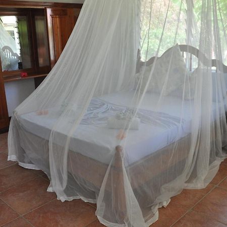 La Bel Zilwaz Guesthouse La Digue Rum bild